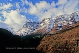 Image du Maroc Professionnelle de  Village berbère du haut Atlas à proximité de l'Oukaimden, ce village s'incruste dans la montagne, Samedi 22 Février 1987. (Photo / Abdeljalil Bounhar) 